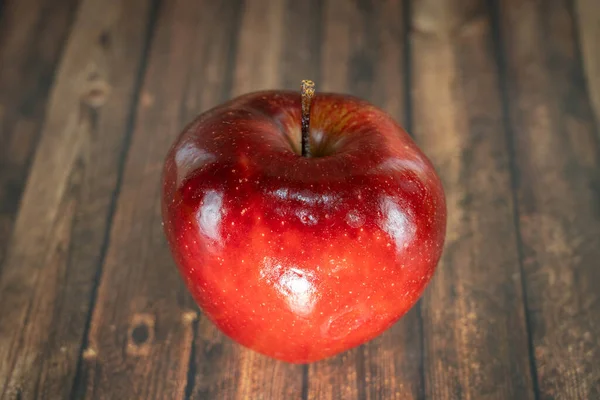 Ahşap Bir Masada Parlak Kırmızı Bir Elma — Stok fotoğraf