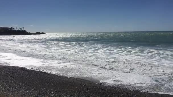 晴れた空とキプロスパフォスビーチからの海の景色 小さな波を持つ地中海 夏のビーチ 屋外旅行 — ストック動画