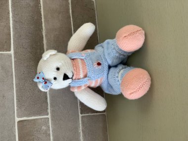 Örme şirin oyuncak ayı oyuncak masada oturan kostüm.