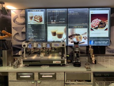 İtalya Milan Mayıs 03, 2019: Mcdonald's Mccafe satış alanı iç çekim.