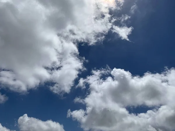 Čistá modrá obloha s bílým mrakem v dopolední ranní počasí — Stock fotografie
