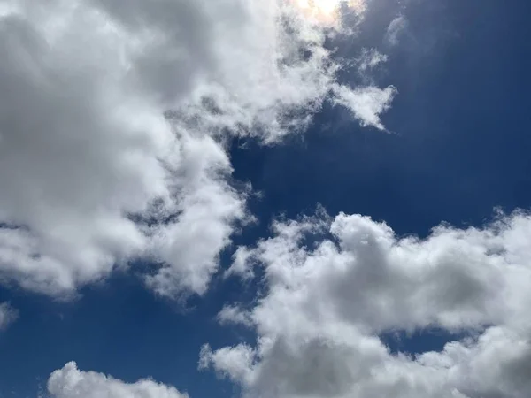 Καθαρός γαλάζιος ουρανός με λευκό σύννεφο το πρωί καλή μέρα του καιρού — Φωτογραφία Αρχείου