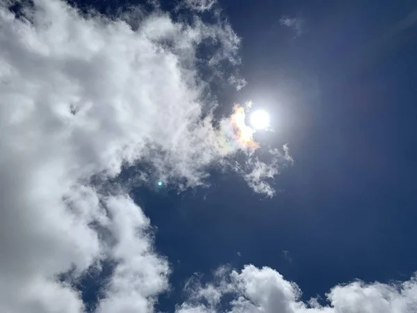 Cielo azul claro con nube blanca en el día de buen tiempo de la mañana — Foto de Stock