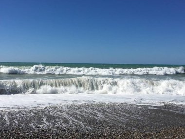 Dalgalar Breaking ve Püskürtme High Seas ve Güçlü Rüzgarlar wth güneş.