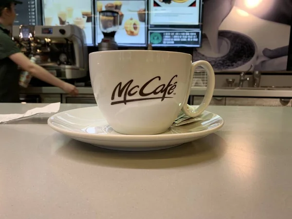 Włochy Milan może 03, 2019: wnętrze strzał McCafe obszaru sprzedaży w McDonalds. — Zdjęcie stockowe