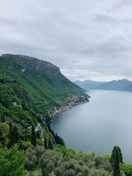 Como Gölü görünümü, Varenna, İtalya, arka planda Alpdağları ile
