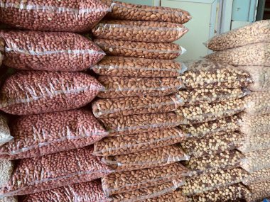 Çiftçiler Pazarı'nda raflarda paketler halinde Tohum lar ve Çeşitli Fındıklar