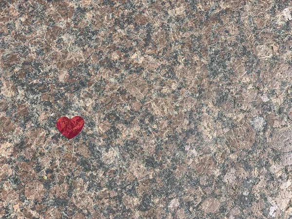 Coração de estrada, papel de folha em forma de coração vermelho na rua estrada de granito. espaço de cópia — Fotografia de Stock