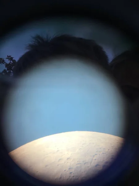 Große Vollmondphase mit detaillierten Kratern an ihren Rändern, Blick durch das Teleskop — Stockfoto