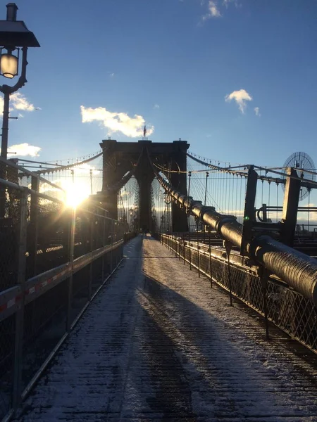 Een uitzicht op de Brooklyn Bridge in de winter januari New York City. — Stockfoto