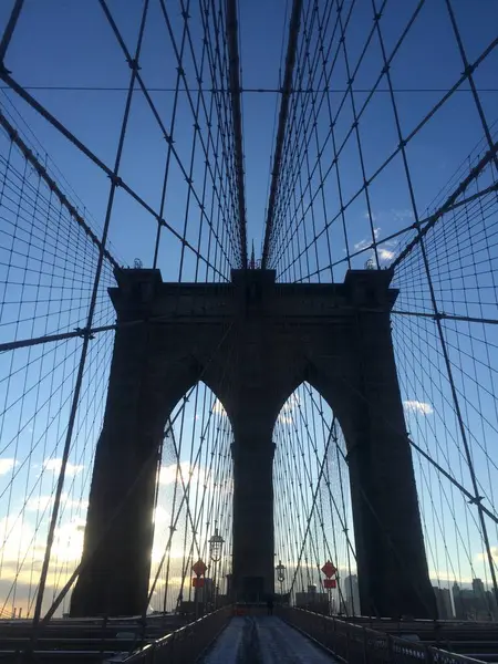 Uma vista da Ponte do Brooklyn no inverno janeiro New York City . — Fotografia de Stock