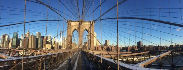 Een uitzicht op de Brooklyn Bridge in de winter januari New York City. — Stockfoto