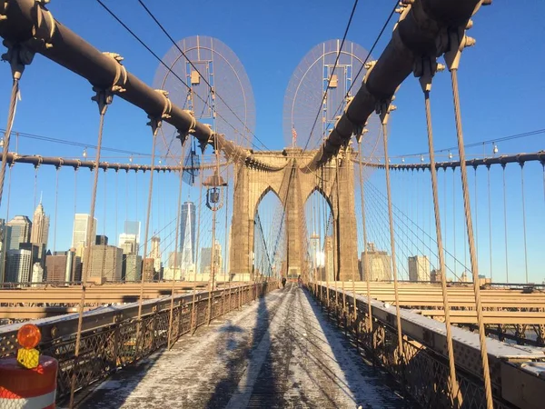 Een uitzicht op de Brooklyn Bridge in de winter januari New York City. — Stockfoto