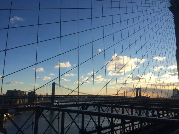 Niesamowity widok na nowojorski Brooklyn Bridge na Manhattanie z wieżowców i panoramę miasta nad rzeką Hudson zimą — Zdjęcie stockowe