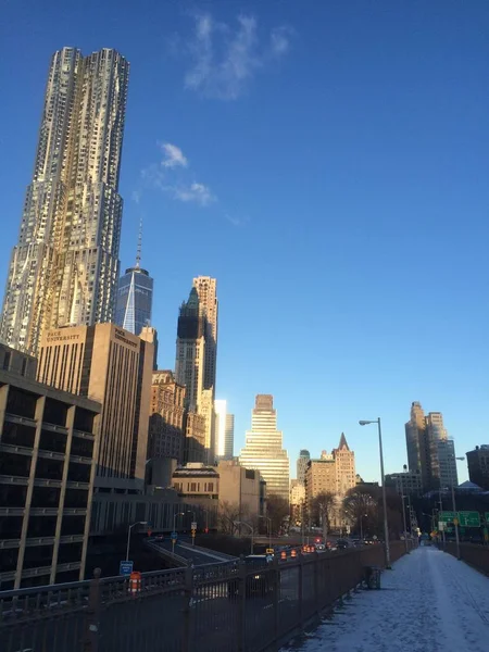 Prachtig uitzicht op de New York City Brooklyn Bridge in Manhattan met wolkenkrabbers en skyline van de stad over de Hudson River winter — Stockfoto