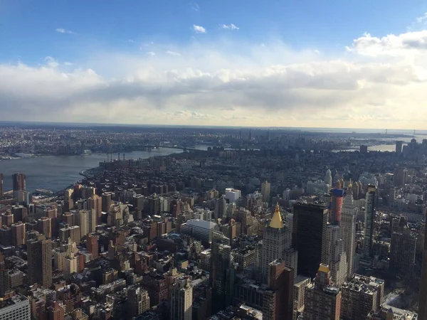 Pitoresca Vista dos incríveis arranha-céus de Manhattan, Nova York durante a visão diurna do edifício do estado império — Fotografia de Stock