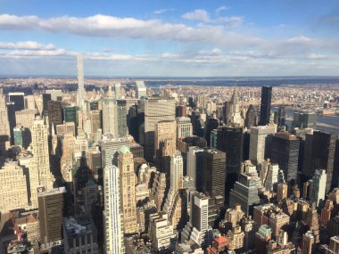 Manhattan 'ın muhteşem gökdelenler pitoresk görünümü, New York Empire State Binası gündüz görünümü sırasında