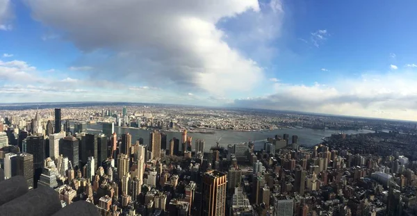 Γραφική θέα στον υπέροχο ουρανοξύστη του Μανχάταν της Νέας Υόρκης κατά τη διάρκεια της ημέρας από το αυτοκρατορικό κρατικό κτίριο — Φωτογραφία Αρχείου