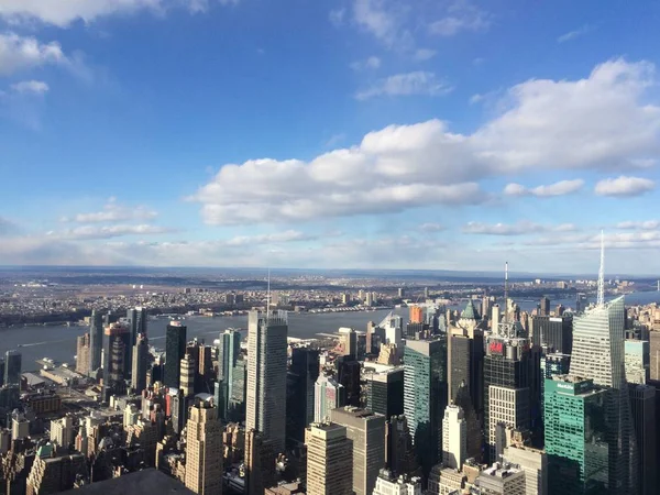 Γραφική θέα στον υπέροχο ουρανοξύστη του Μανχάταν της Νέας Υόρκης κατά τη διάρκεια της ημέρας από το αυτοκρατορικό κρατικό κτίριο — Φωτογραφία Αρχείου