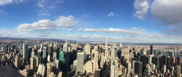 Schilderachtig uitzicht op de verbazingwekkende wolkenkrabbers van Manhattan, New York City tijdens overdag uitzicht vanaf het Empire State Building — Stockfoto