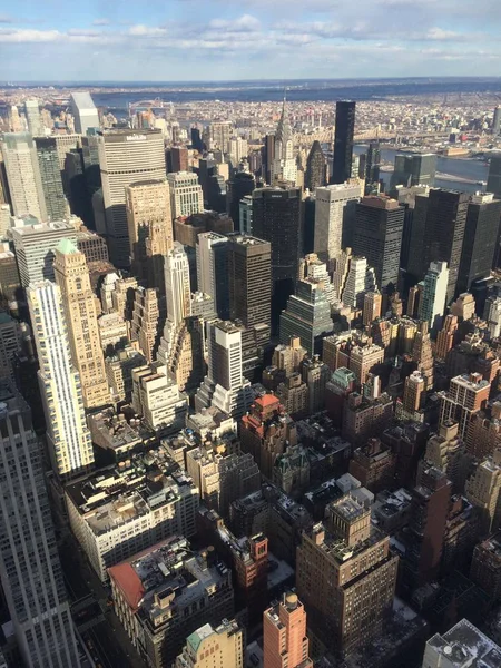 Pitoresca Vista dos incríveis arranha-céus de Manhattan, Nova York durante a visão diurna do edifício do estado império — Fotografia de Stock