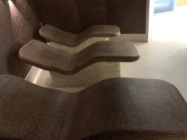 Rahat Spa odasında şezlonglar Panoraması. Sıcak sandalyeler — Stok fotoğraf