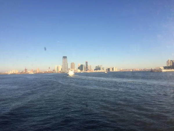 New York City skyline View van Midtown Manhattan vanuit de wateren van New York Harbor — Stockfoto