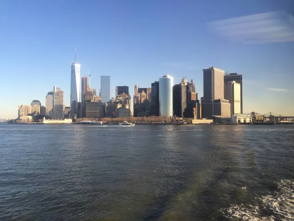 New York City skyline View van Midtown Manhattan vanuit de wateren van New York Harbor — Stockfoto