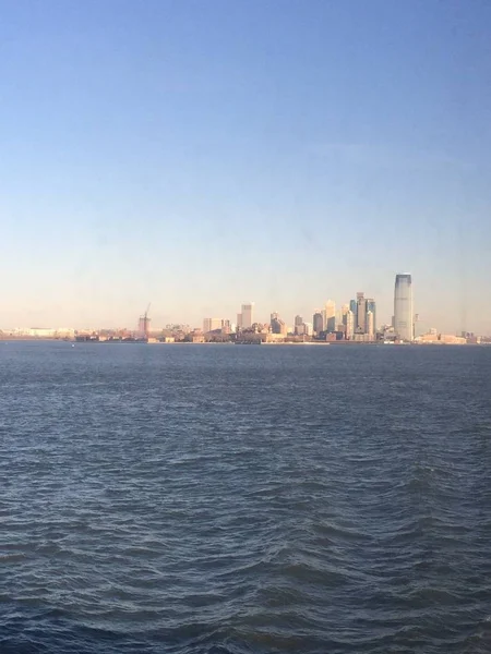 New York City skyline View van Midtown Manhattan vanuit de wateren van New York Harbor — Stockfoto