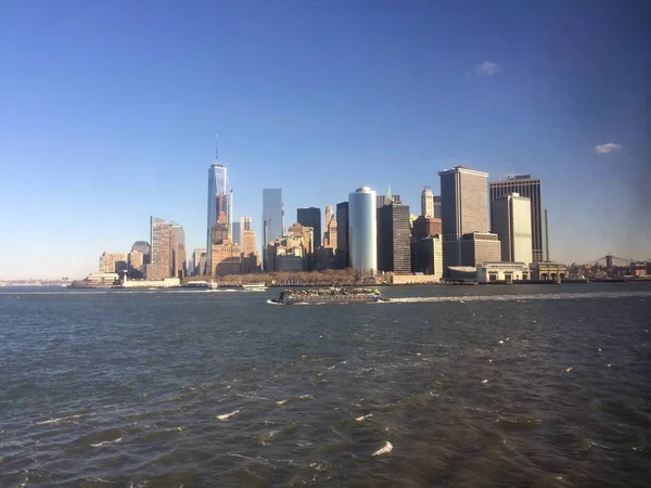 New York City skyline View van Midtown Manhattan vanuit de wateren van New York Harbor — Stockfoto