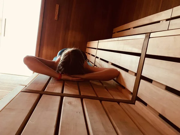 Belle jeune femme couchée dans le sauna — Photo