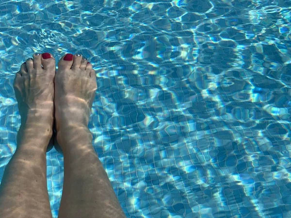 Sexy pieds de femme dans la piscine — Photo