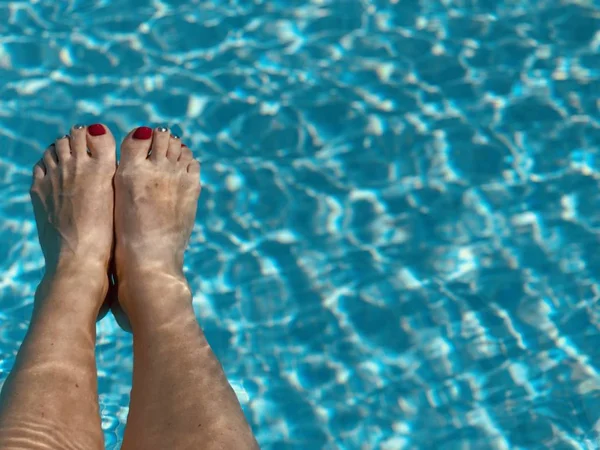 Сексуальні ноги жінки в басейні — стокове фото
