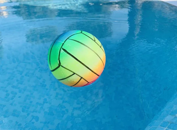 Пляжний волейбольний м'яч плаває у басейні. Копіювати простір — стокове фото