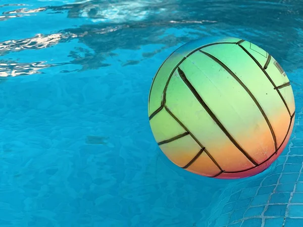 Ballon de beach volley flottant dans la piscine. Espace de copie — Photo