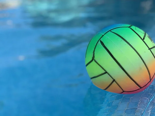 Ballon de beach volley flottant dans la piscine. Espace de copie — Photo