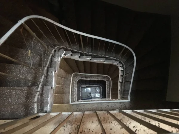 Guardando giù una scala a spirale caso nella vecchia casa — Foto Stock