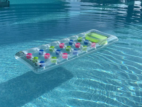 Matelas gonflable coloré flottant sur la surface de l'eau — Photo