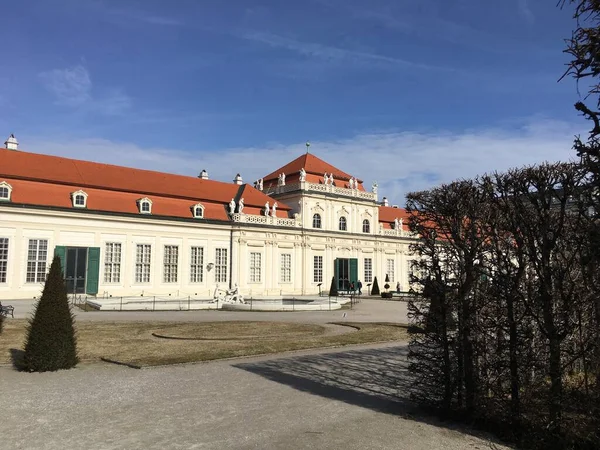 ВЕНА, Австрия - 18 февраля 2019 года: Красивый Нижний Бельведерский дворец является прекрасным примером прежнего стиля венского барокко в архитектуре — стоковое фото