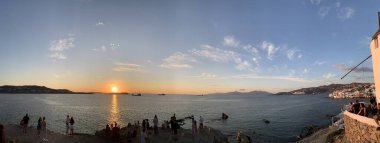 Yunanistan Mykonos Günbatımı ve Yel Değirmenleri Mykonos Adası Yunanistan Kiklad Adaları 'nda gün batımı