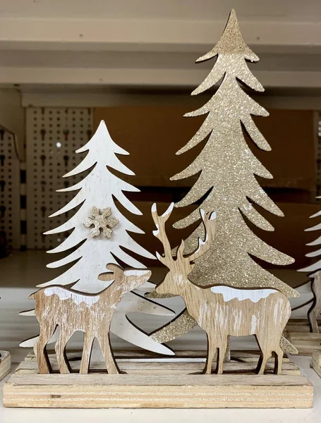 圣诞木制装饰品，白色圣诞树和鹿角 — 图库照片