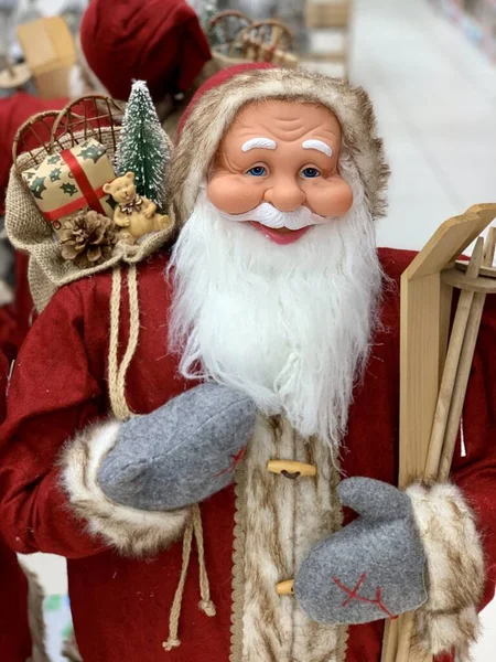 Wielka postać Świętego Mikołaja stojąca w sklepie z nartami i prezentami. portret — Zdjęcie stockowe