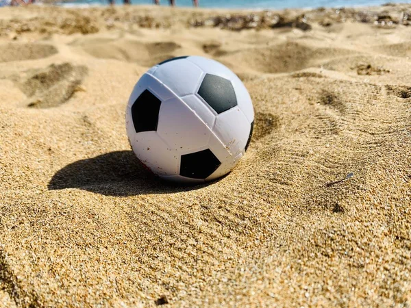Football ballon de football sur la plage de sable fin — Photo