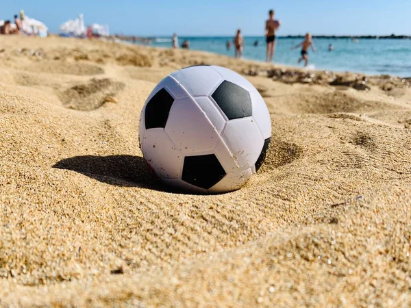 Football ballon de football sur la plage de sable fin — Photo