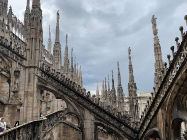 İtalya 'nın Milano kentindeki ünlü Katedral Duomo di Milano' nun çatısındaki beyaz mermer heykeller.