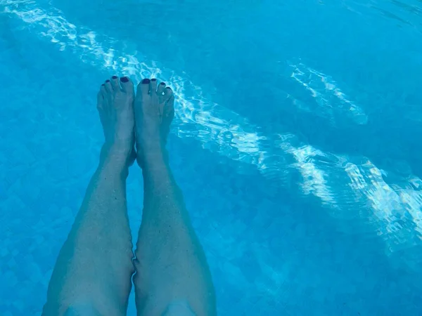 Piedi Donna Una Piscina Con Acqua Blu — Foto Stock