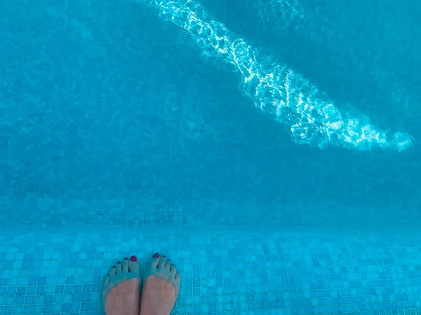 Piedi Donna Una Piscina Con Acqua Blu — Foto Stock