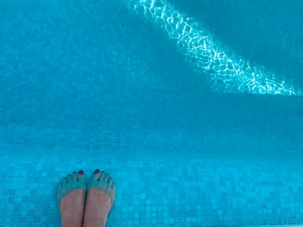 Pies Mujer Una Piscina Con Agua Azul — Foto de Stock