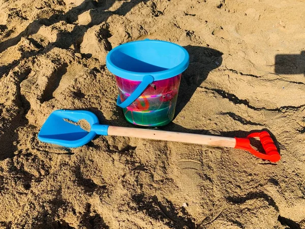 Imagen de vacaciones de juguetes de playa para niños en la arena — Foto de Stock