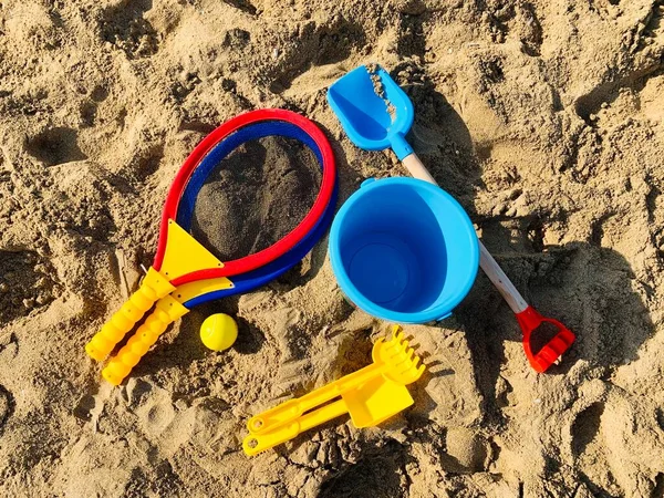 Kumsaldaki çocuk plaj oyuncaklarının tatil görüntüsü — Stok fotoğraf